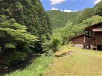 川沿いのバンガロー